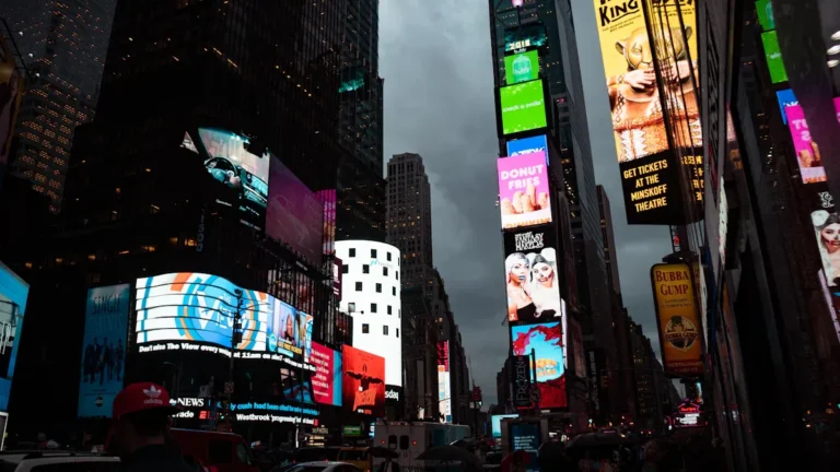 Comparing Digital Signage and Traditional Announcement Boards for Modern Businesses