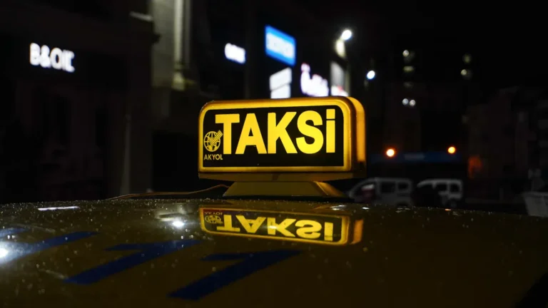 Сравнение рекламных экранов на такси и автомобилях сервисов заказа поездок