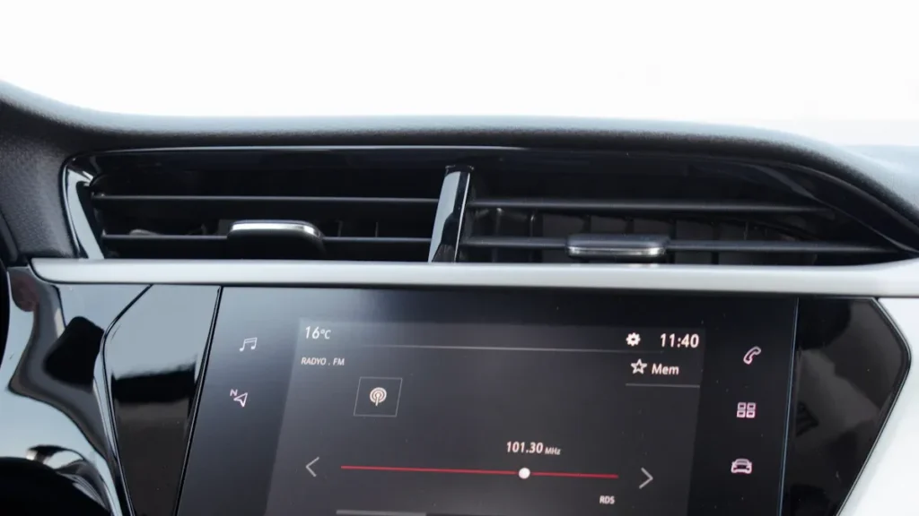 Benefits of LCD Screens in taxis for increasing Uber driver earnings
