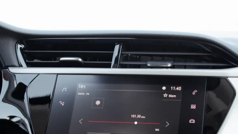 Benefits of LCD Screens in taxis for increasing Uber driver earnings