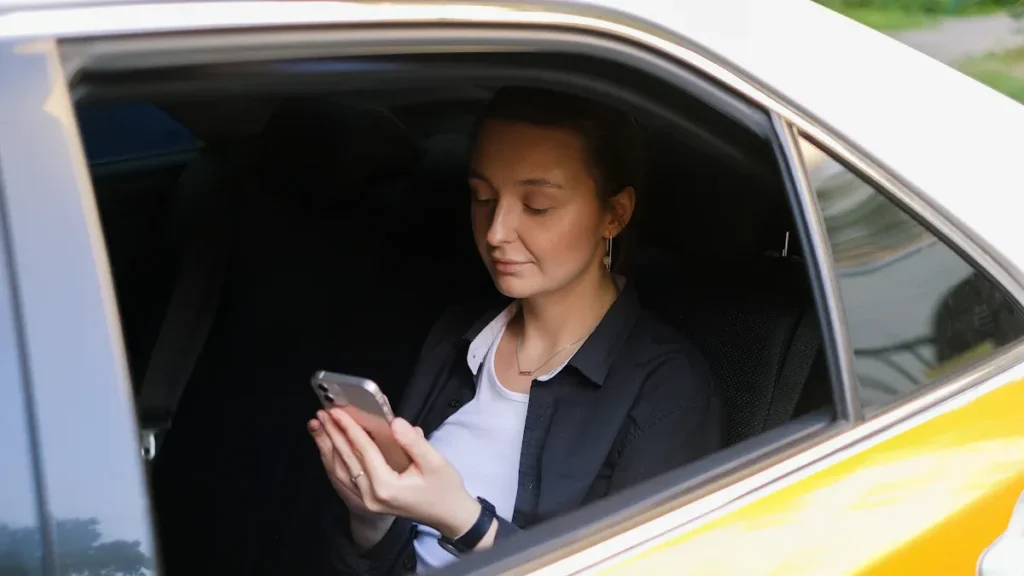 Почему экран для рекламы в такси iTaxi9610 увеличивает вовлеченность пассажиров