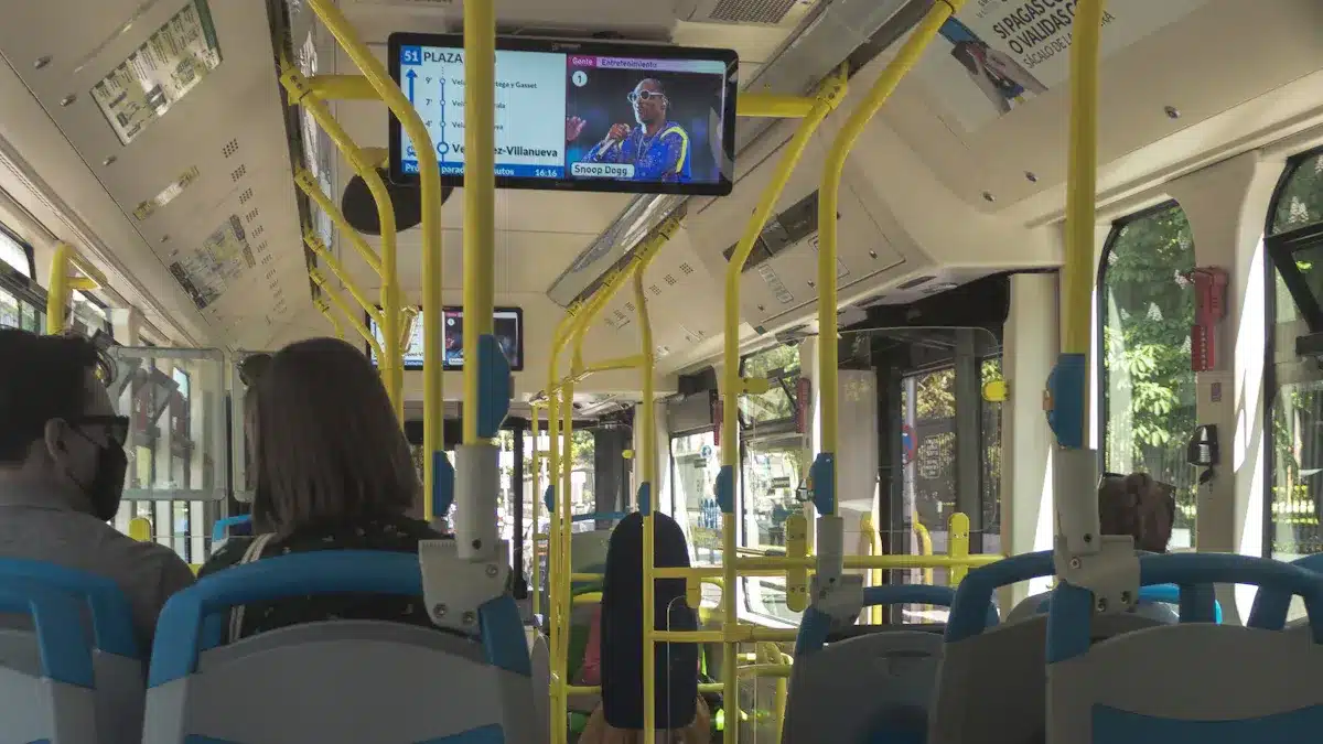What Is a 21.5 Inch Bus Advertising Screen and How Does It Work