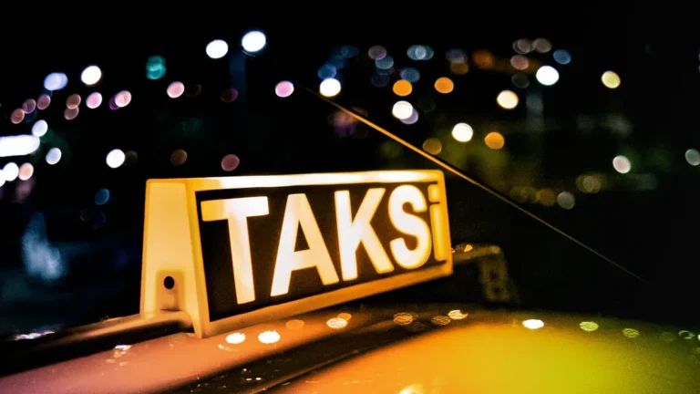 Что такое реклама в такси и как она работает