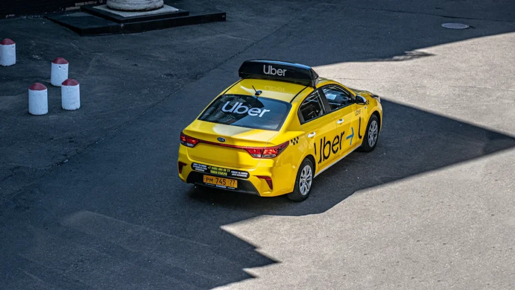 Rear-mounted or Roof-mounted Ad Displays Which Is Better for Ride-hailing Cars