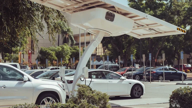 What Is a Solar-Powered Taxi Top Media Player and How Does It Work